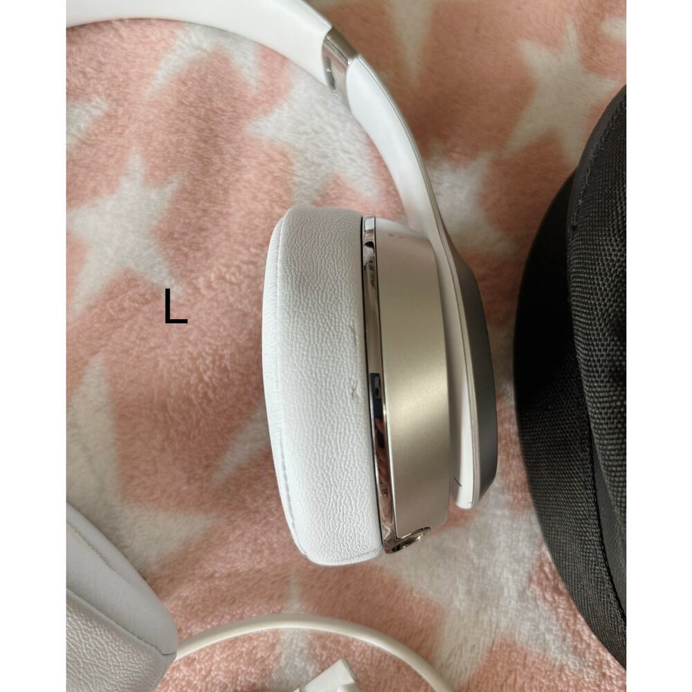 Silver Beats by Dr. Dre Solo 3 Wireless On-Ear Headphones - Picture 9 of 12